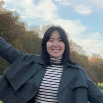 在英國的溫莎之路，金裕鎮開心地展開雙臂留下紀念照。