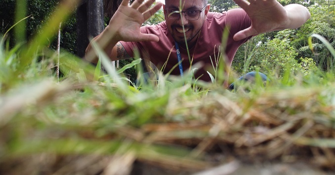 Un hombre sonríe feliz entre el césped