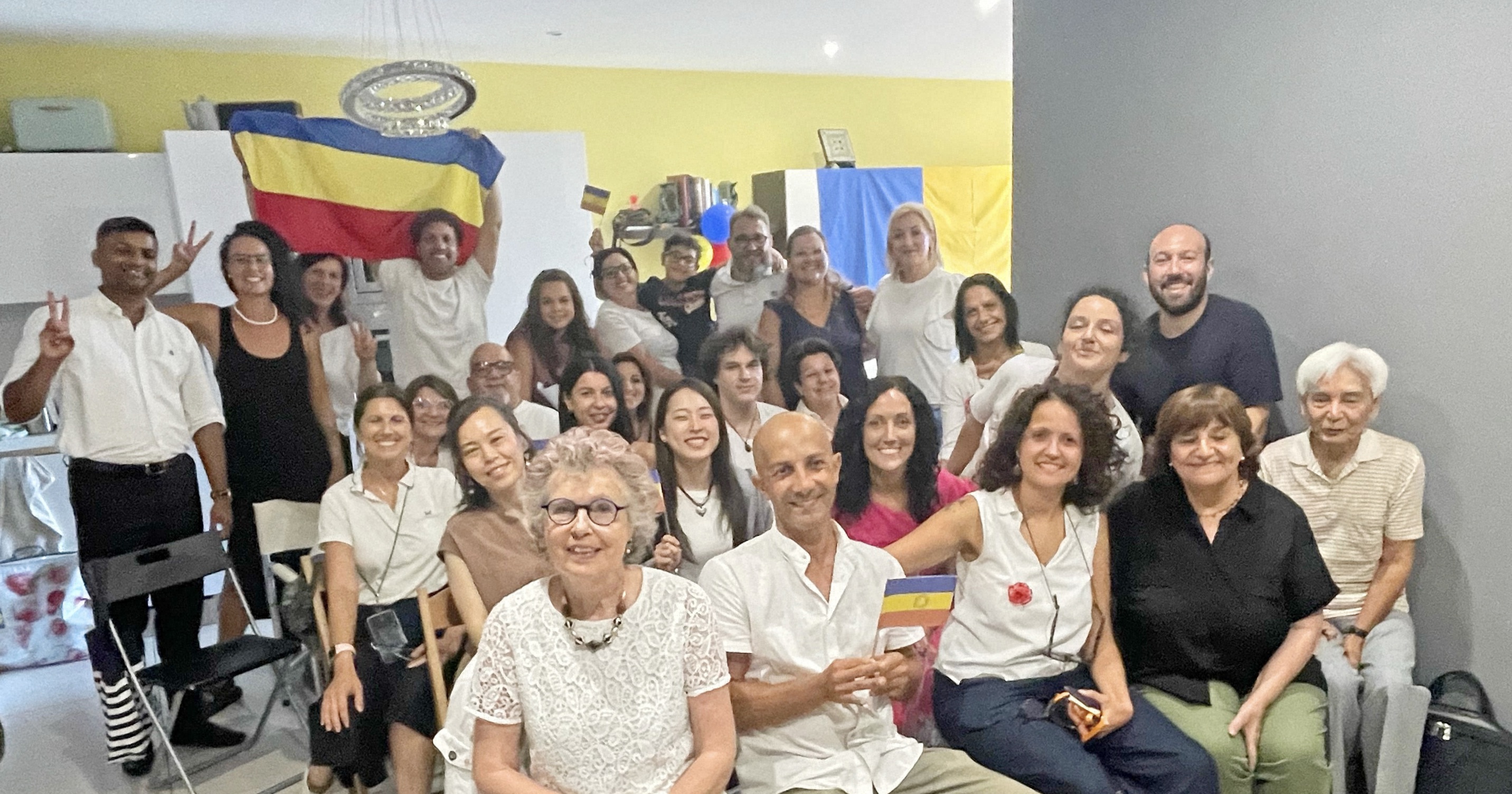 Unas treinta personas en una sala posando para una foto conmemorativa.