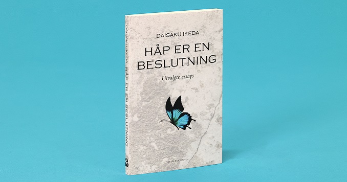 Portada de un libro en noruego con una mariposa azul