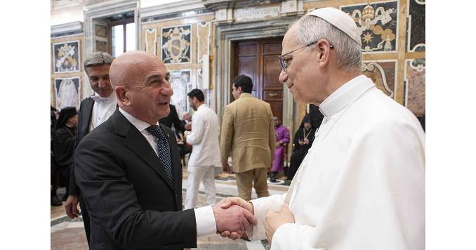 Dos hombres dándose la mano.