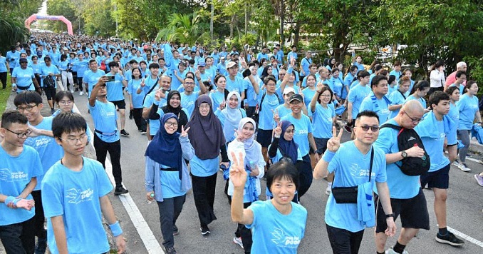 Many people in light blue T-shirts on a run for peace.