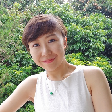 Retrato de mujer con follaje al fondo.