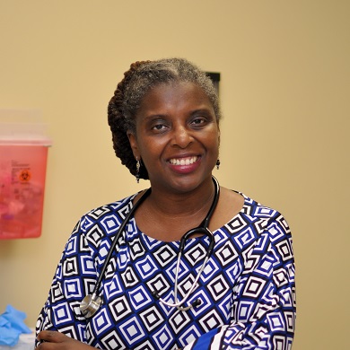 Retrato de mujer en una habitación, ante una pared de color ocre.