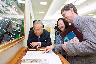 吉姆•加里森與池田大作一起翻閱一本書