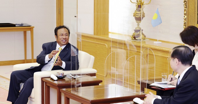 Two people in a dialogue seated in a room